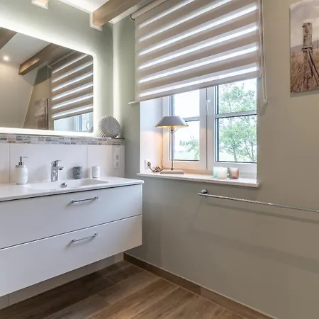 Дом отдыха Summer Diek Reetdachhaus Summerdiek 10 *